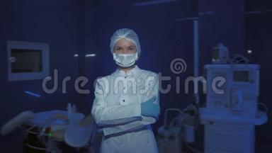 戴着医用面具看镜头的年轻女医生画像
